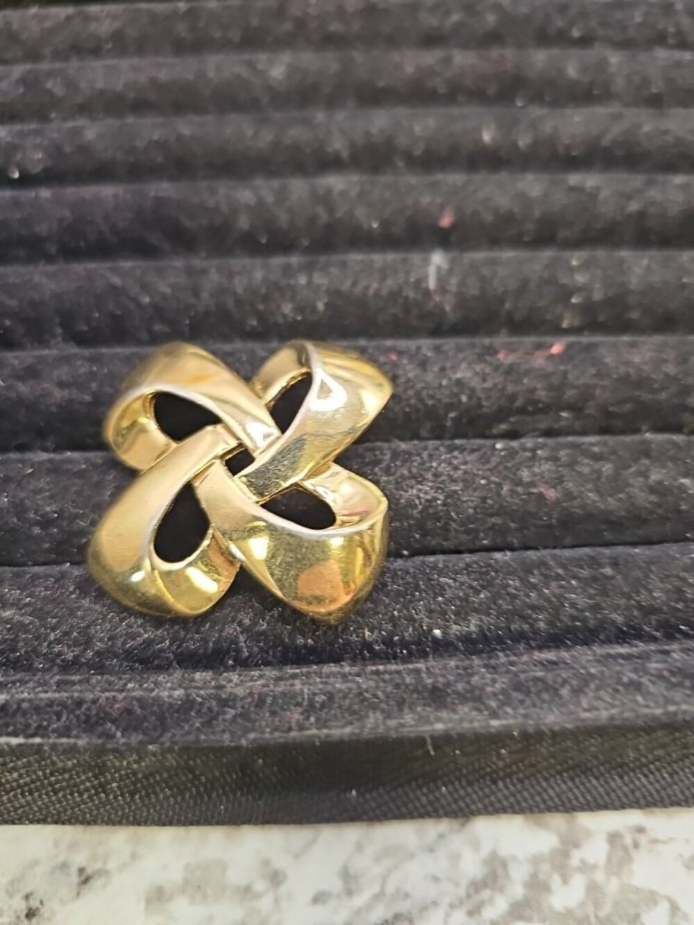 Brooch/pin 1970's. Trifari Gold-tone